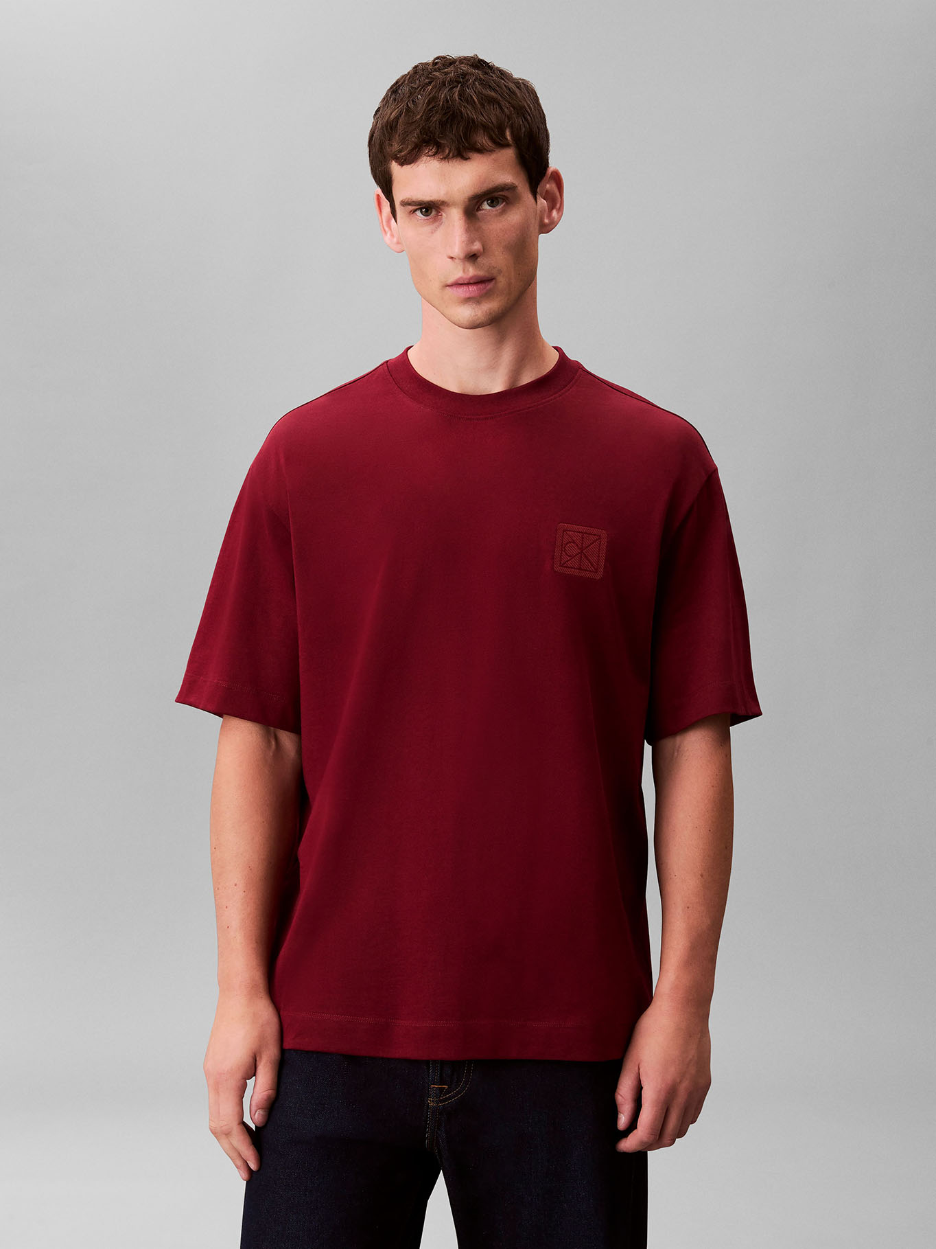 POLERA CON PARCHE DE EMBLEMA CK - 1