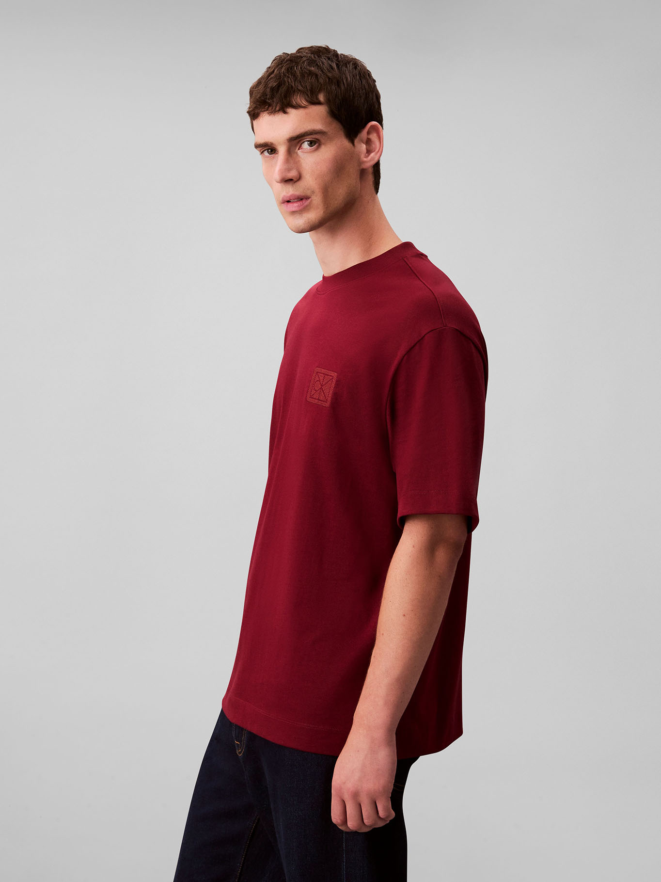 POLERA CON PARCHE DE EMBLEMA CK - 4