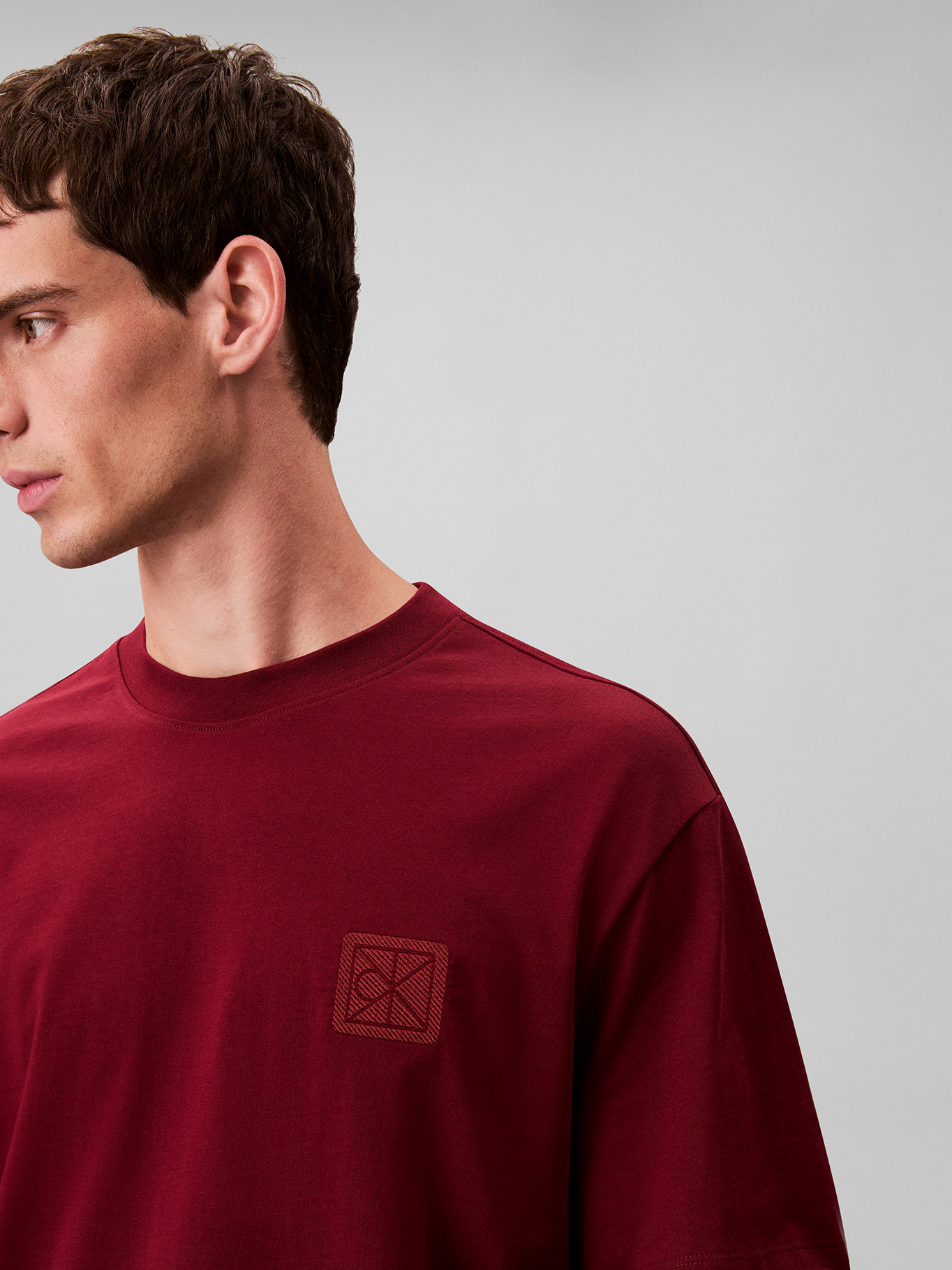 POLERA CON PARCHE DE EMBLEMA CK - 5