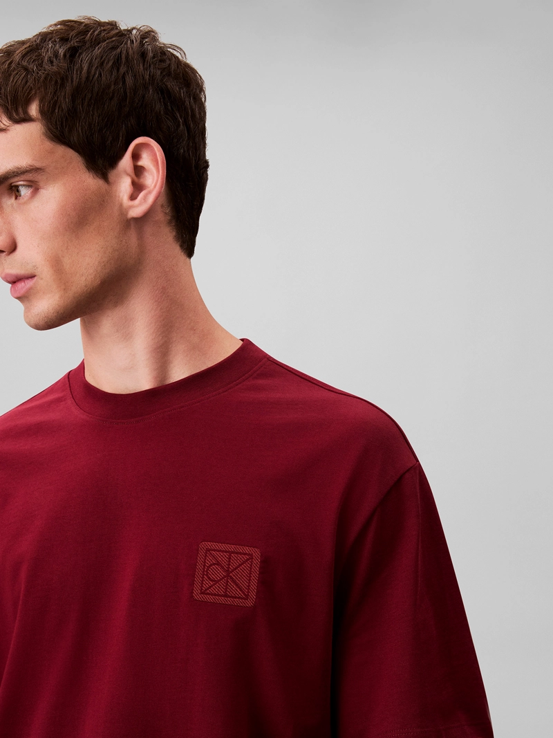 POLERA CON PARCHE DE EMBLEMA CK - 5