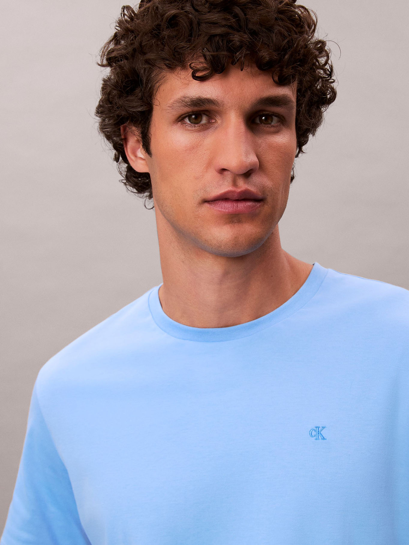 POLERA DE ALGODON SUPIMA CON LOGO BORDADO - 5