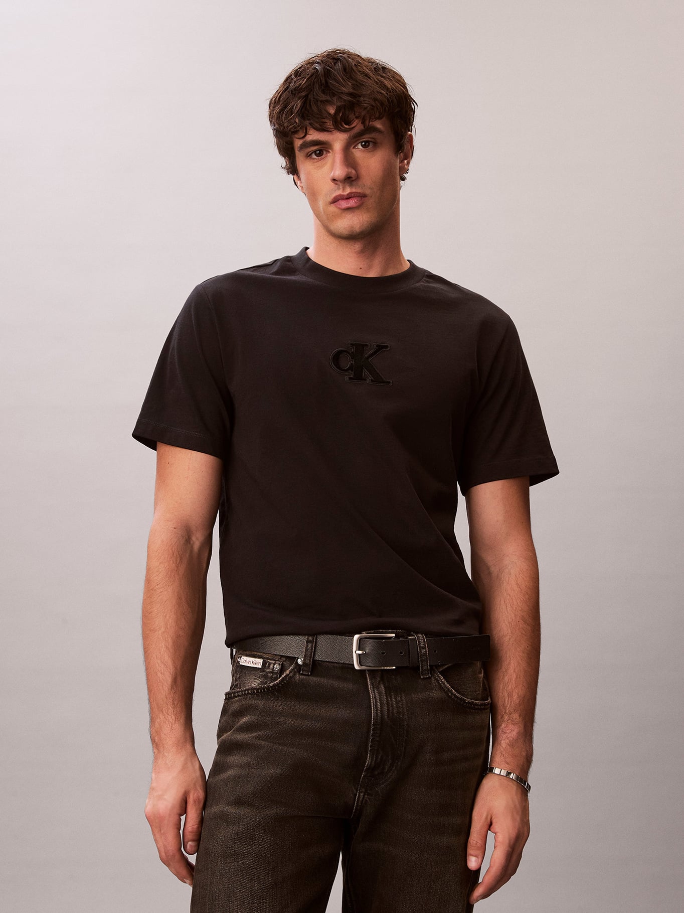 POLERA CON MONOGRAMA ESTAMPADO - 1