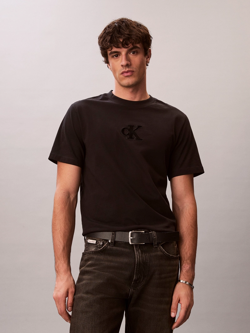POLERA CON MONOGRAMA ESTAMPADO - 1