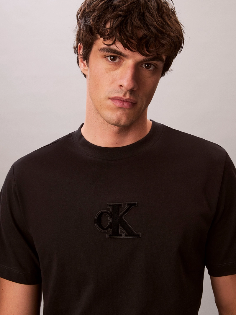 POLERA CON MONOGRAMA ESTAMPADO - 6