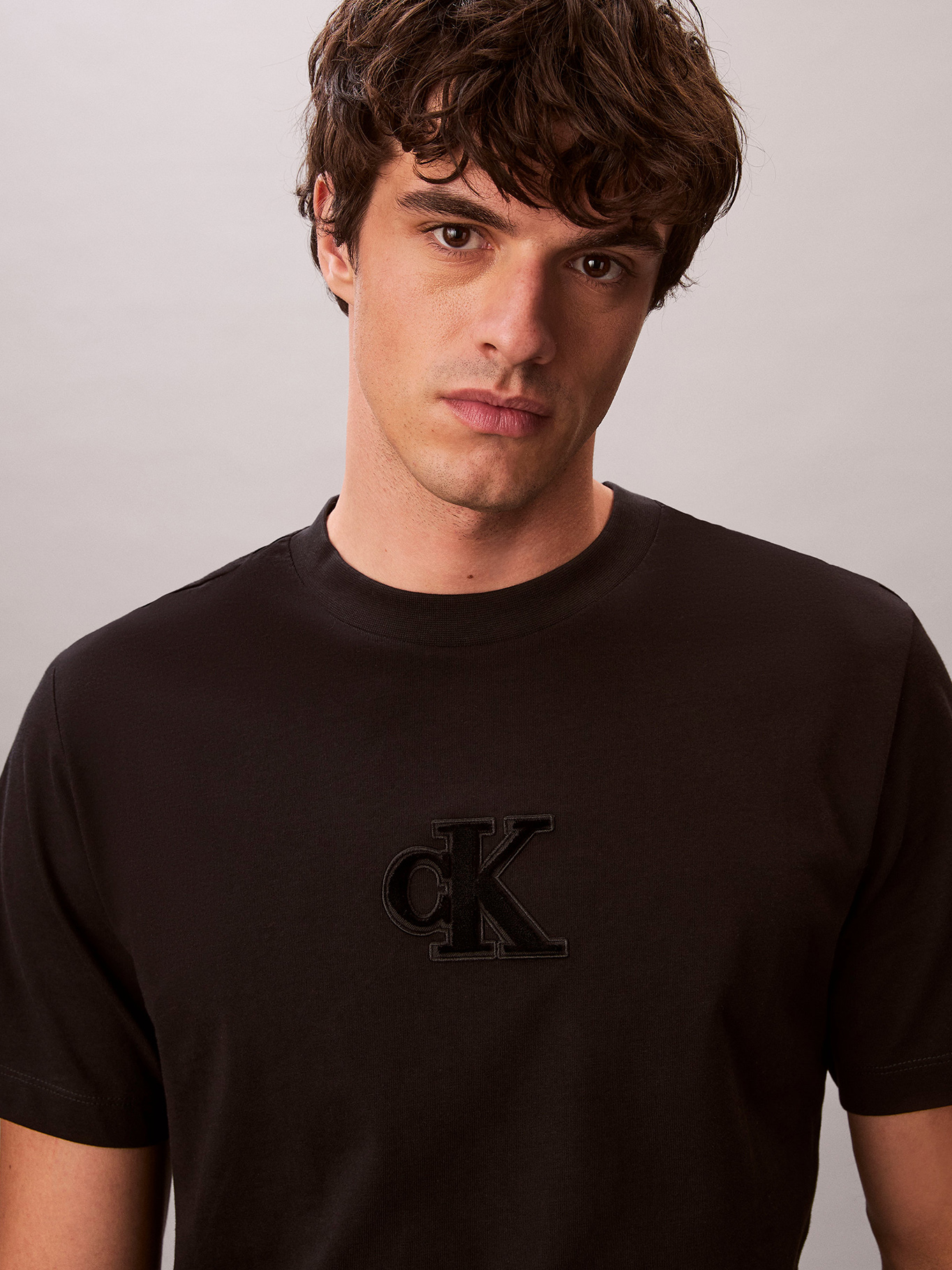 POLERA CON MONOGRAMA ESTAMPADO - 6
