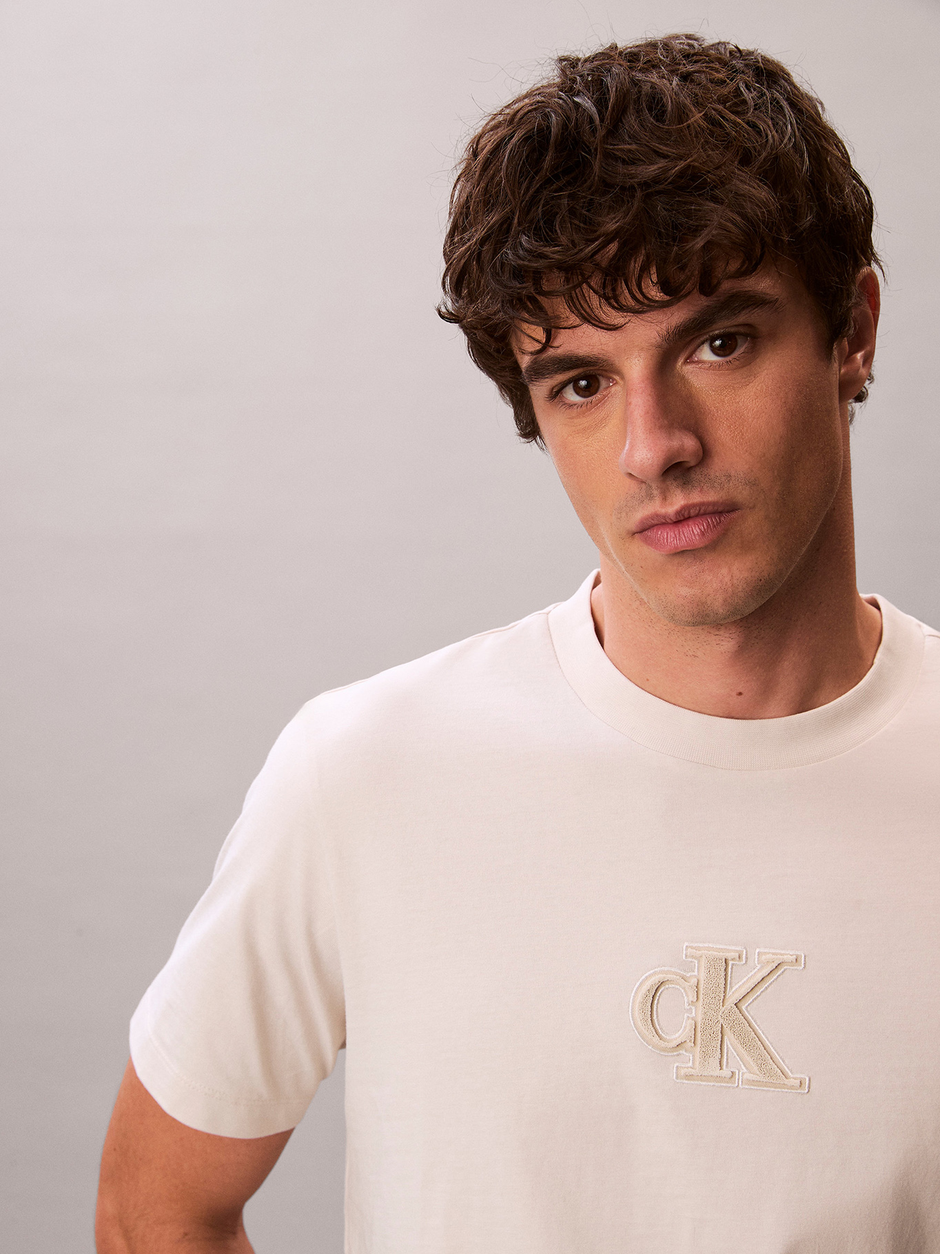 POLERA CON MONOGRAMA ESTAMPADO - 5