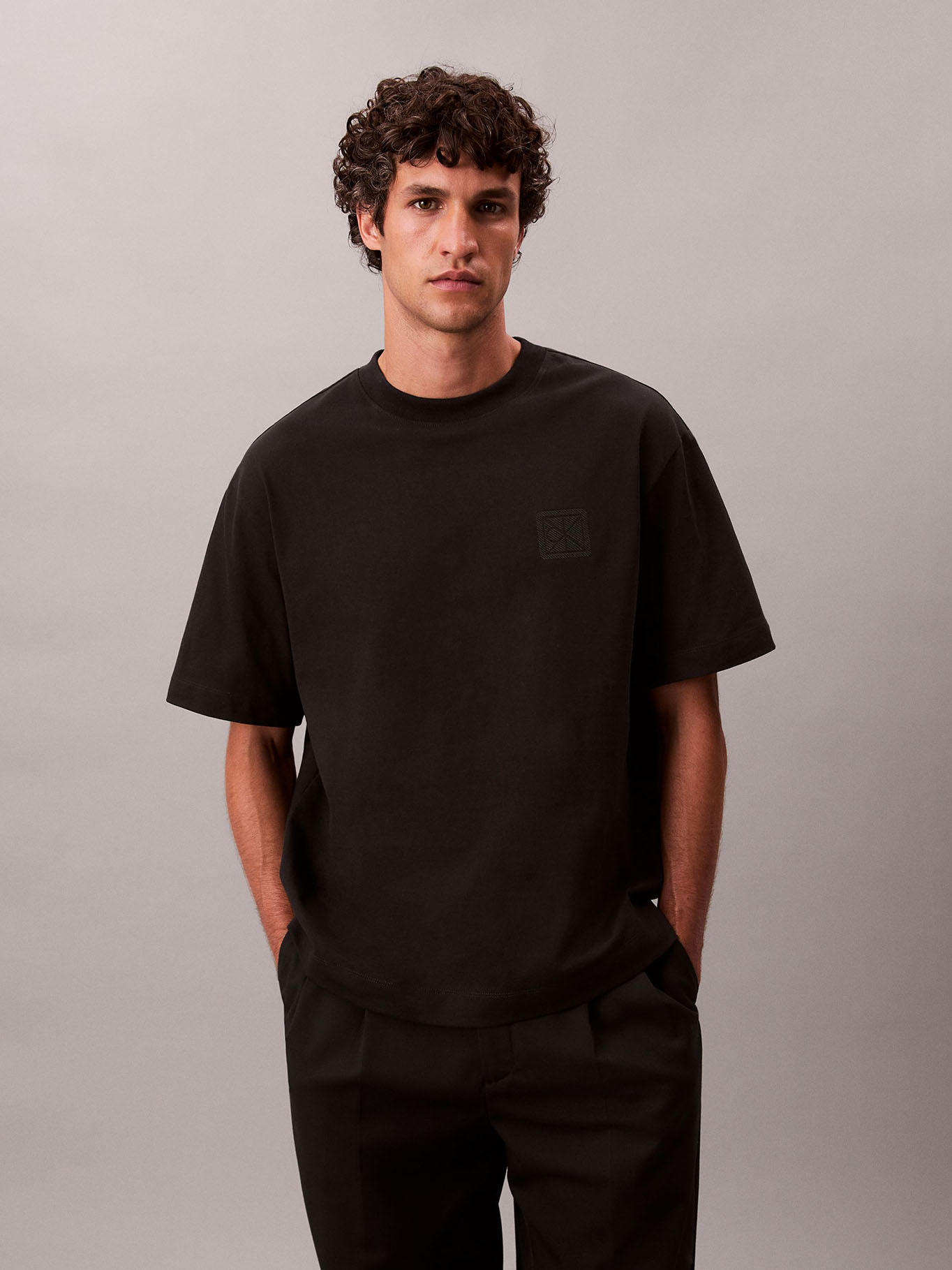 POLERA CON PARCHE DE EMBLEMA CK - 1