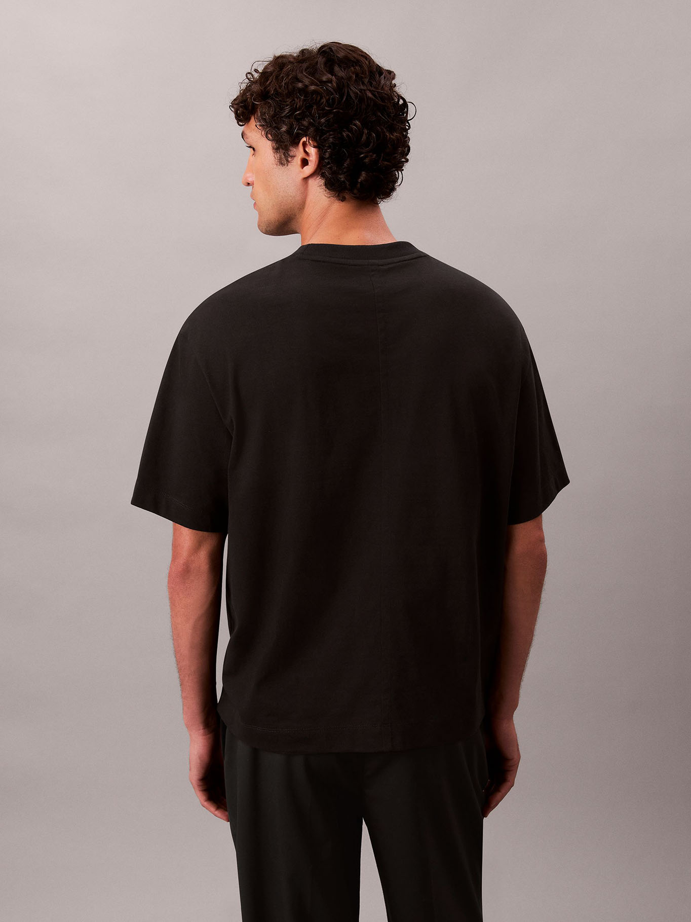 POLERA CON PARCHE DE EMBLEMA CK - 3