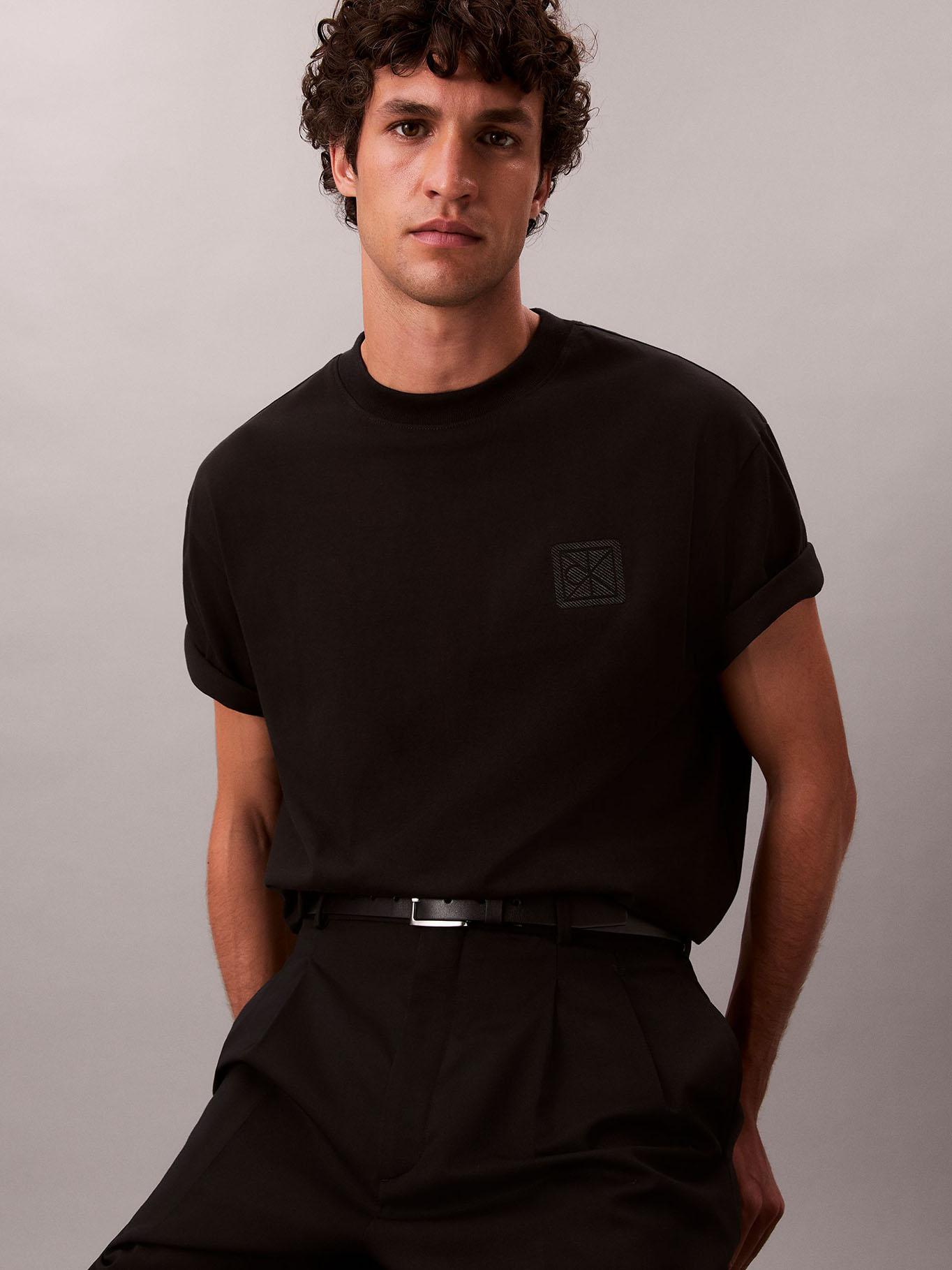 POLERA CON PARCHE DE EMBLEMA CK - 4