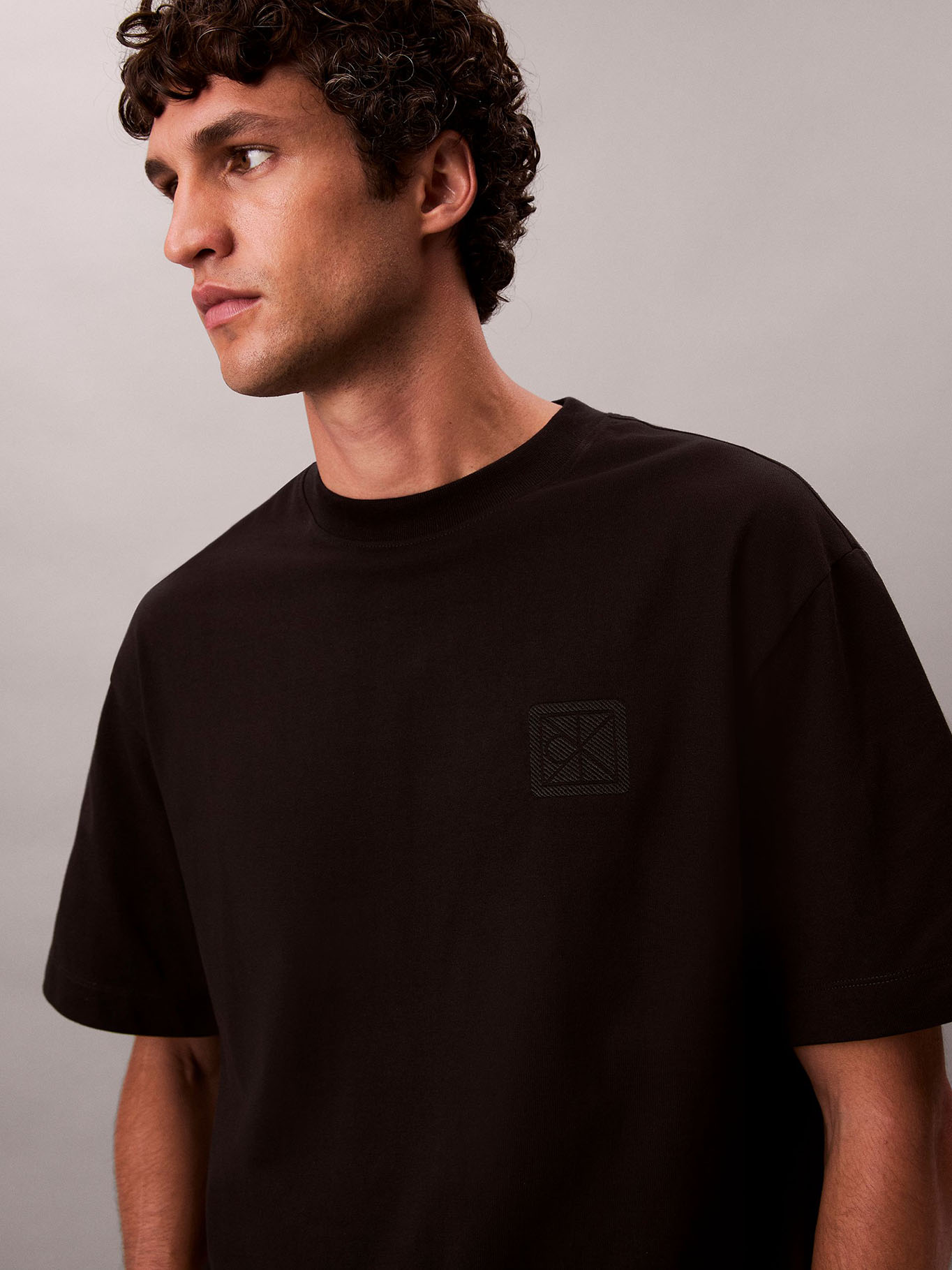 POLERA CON PARCHE DE EMBLEMA CK - 5
