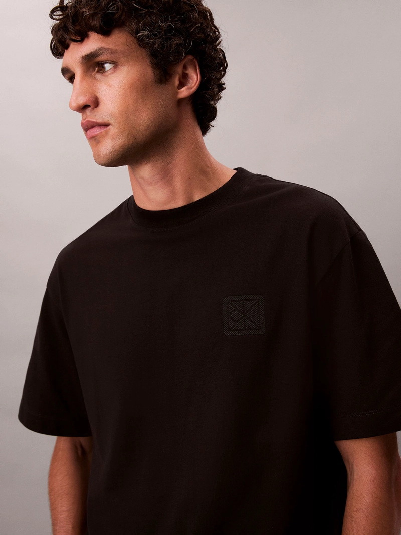 POLERA CON PARCHE DE EMBLEMA CK - 5