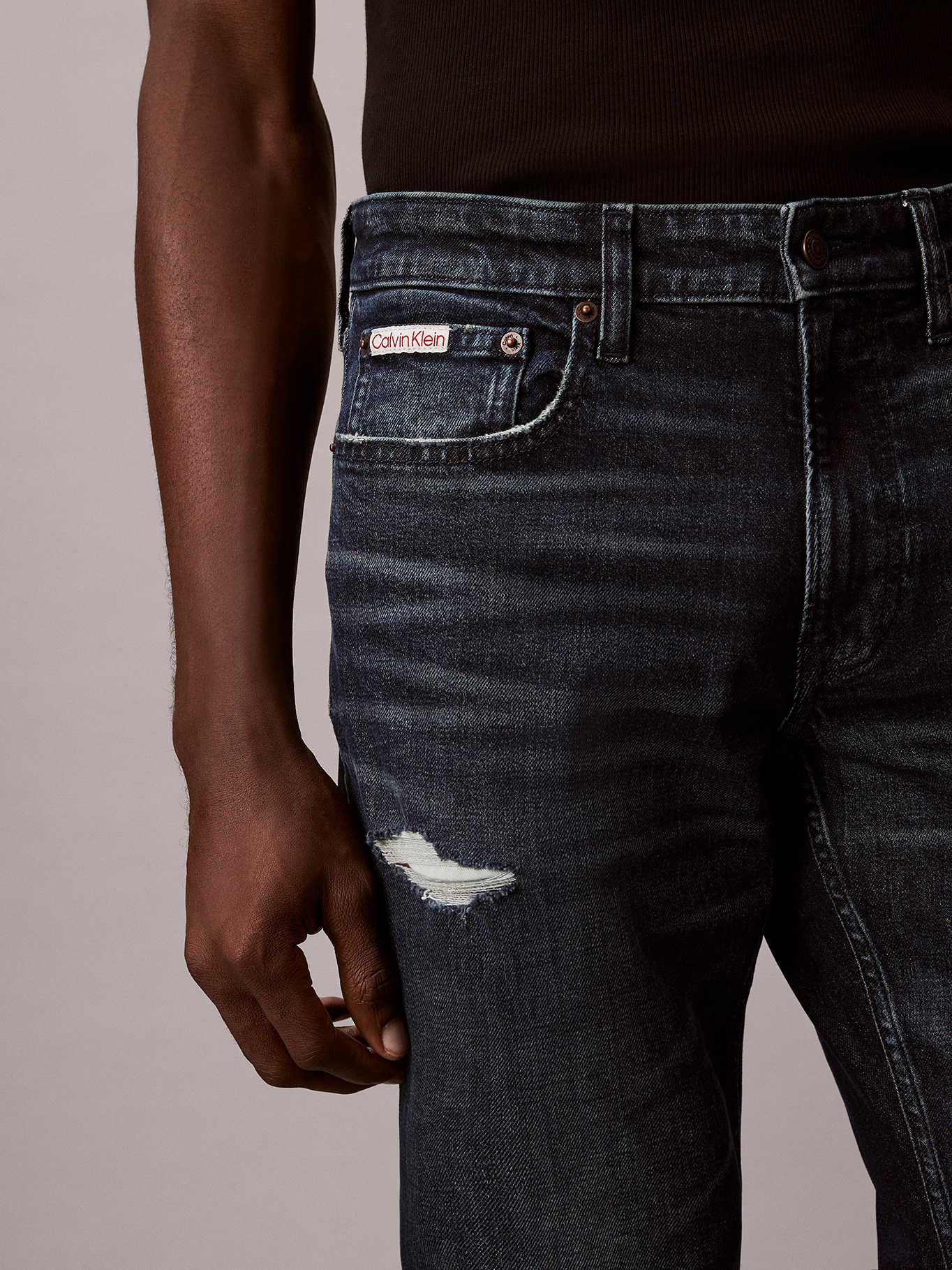 JEANS SLIM CON DETALLES ROTOS EN TONO DEEP DUSK - 5