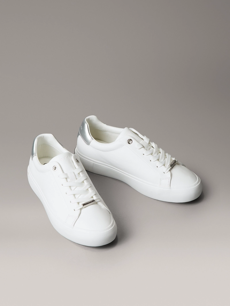 ZAPATILLAS EN CUERO CON DETALLES METALICOS - 1