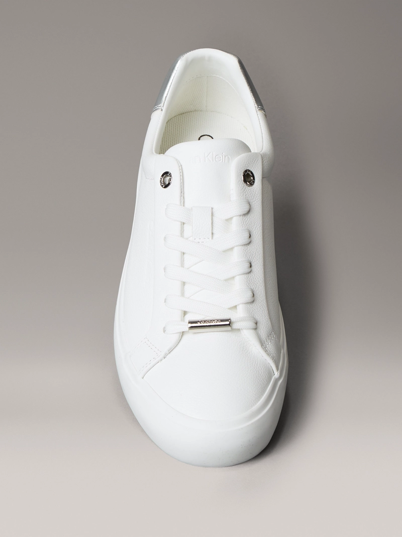 ZAPATILLAS EN CUERO CON DETALLES METALICOS - 3