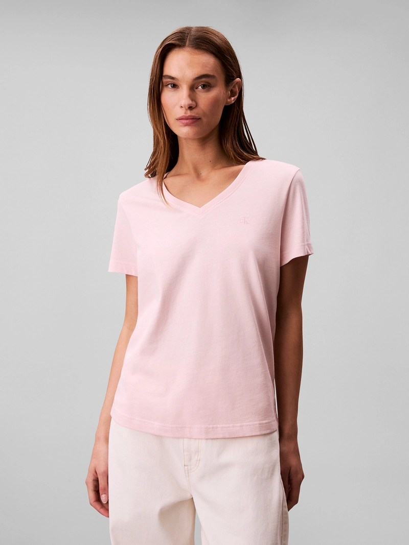 POLERA CON CUELLO EN V Y LOGO ARCHIVE - 1