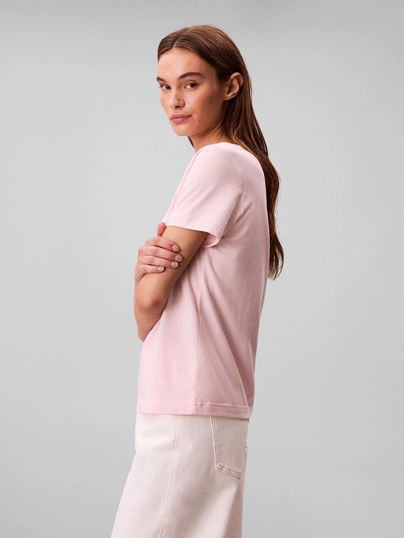 POLERA CON CUELLO EN V Y LOGO ARCHIVE - 4