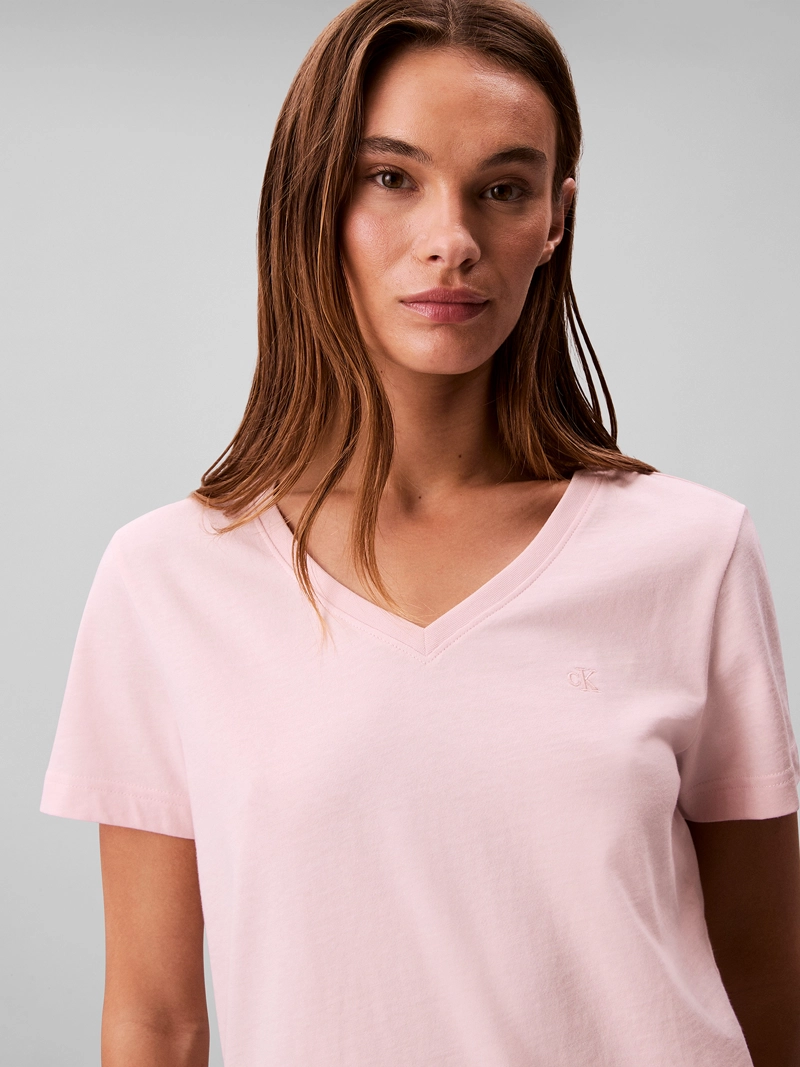 POLERA CON CUELLO EN V Y LOGO ARCHIVE - 5