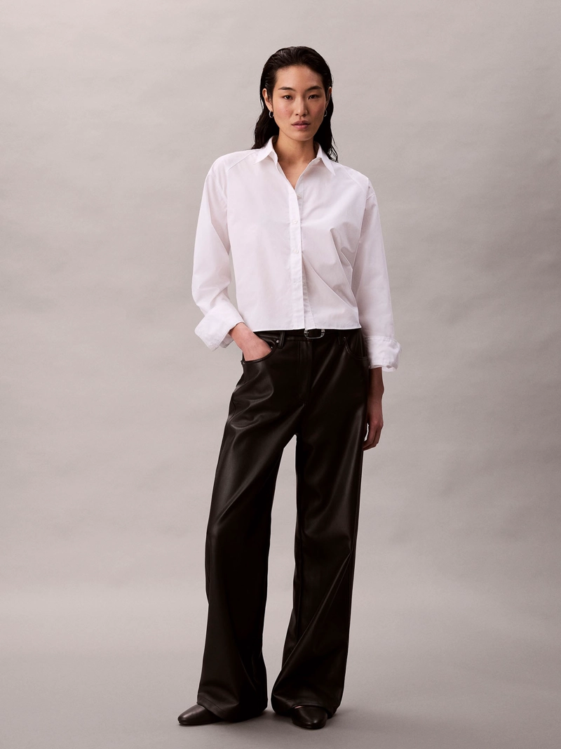 PANTALON CON EFECTO CUERO DE PIERNA ANCHA - 1