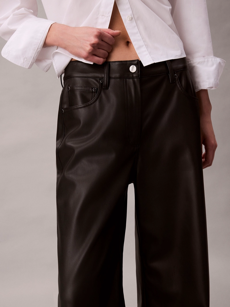 PANTALON CON EFECTO CUERO DE PIERNA ANCHA - 3