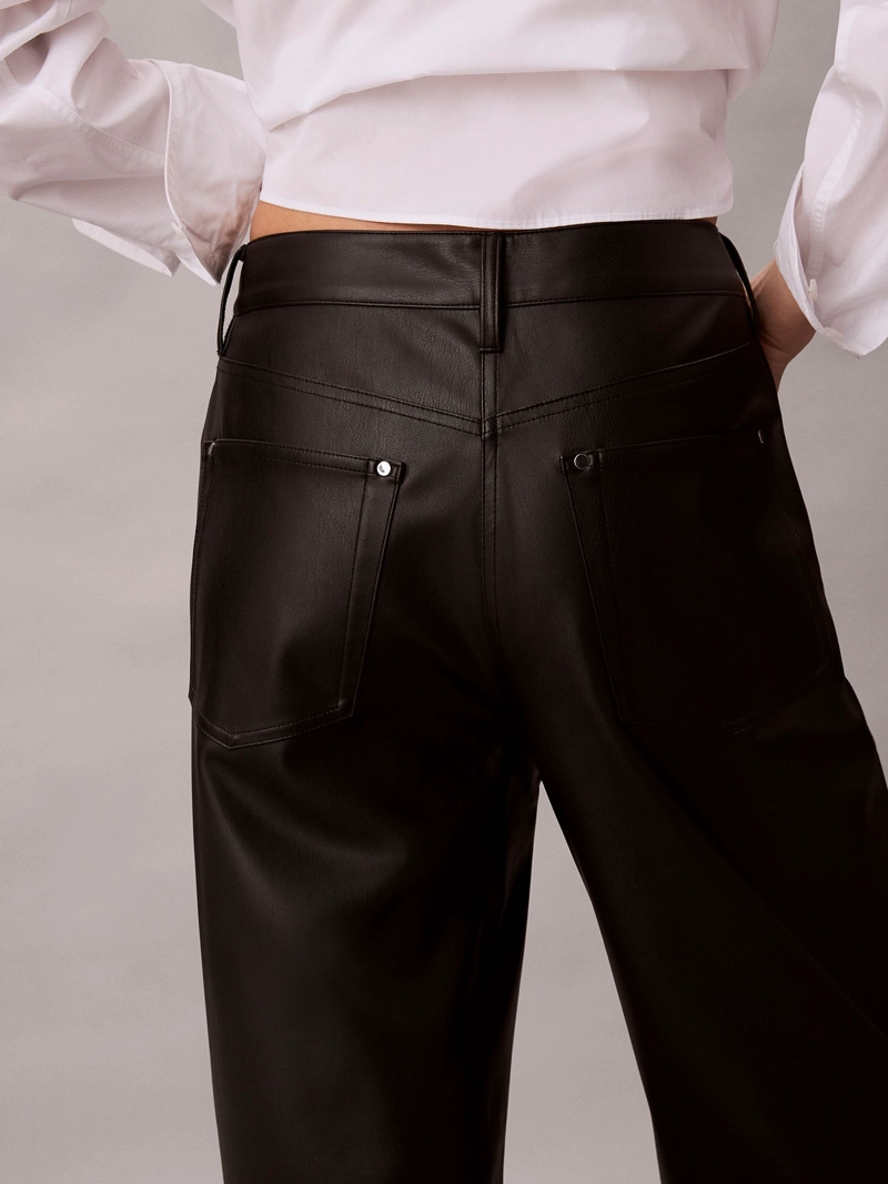 PANTALON CON EFECTO CUERO DE PIERNA ANCHA - 4