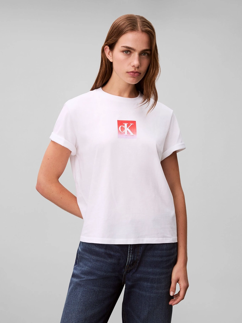 POLERA CON LOGO ESTAMPADO TIPO BOXED - 1
