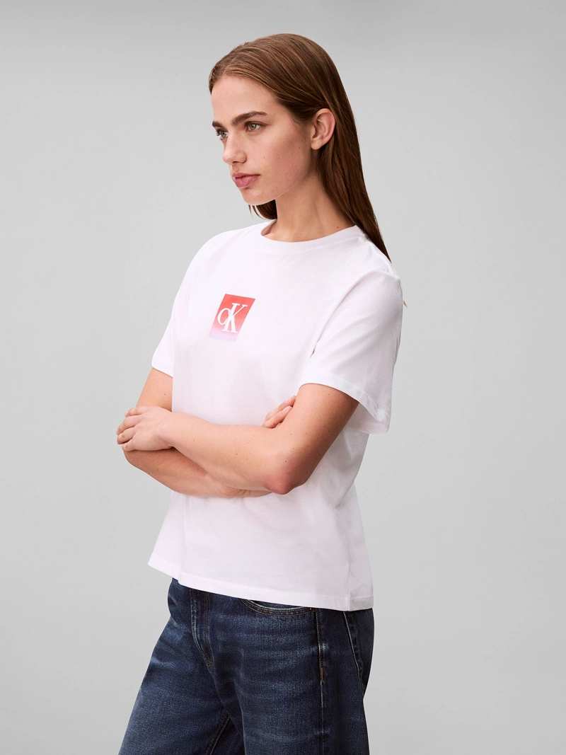 POLERA CON LOGO ESTAMPADO TIPO BOXED - 4