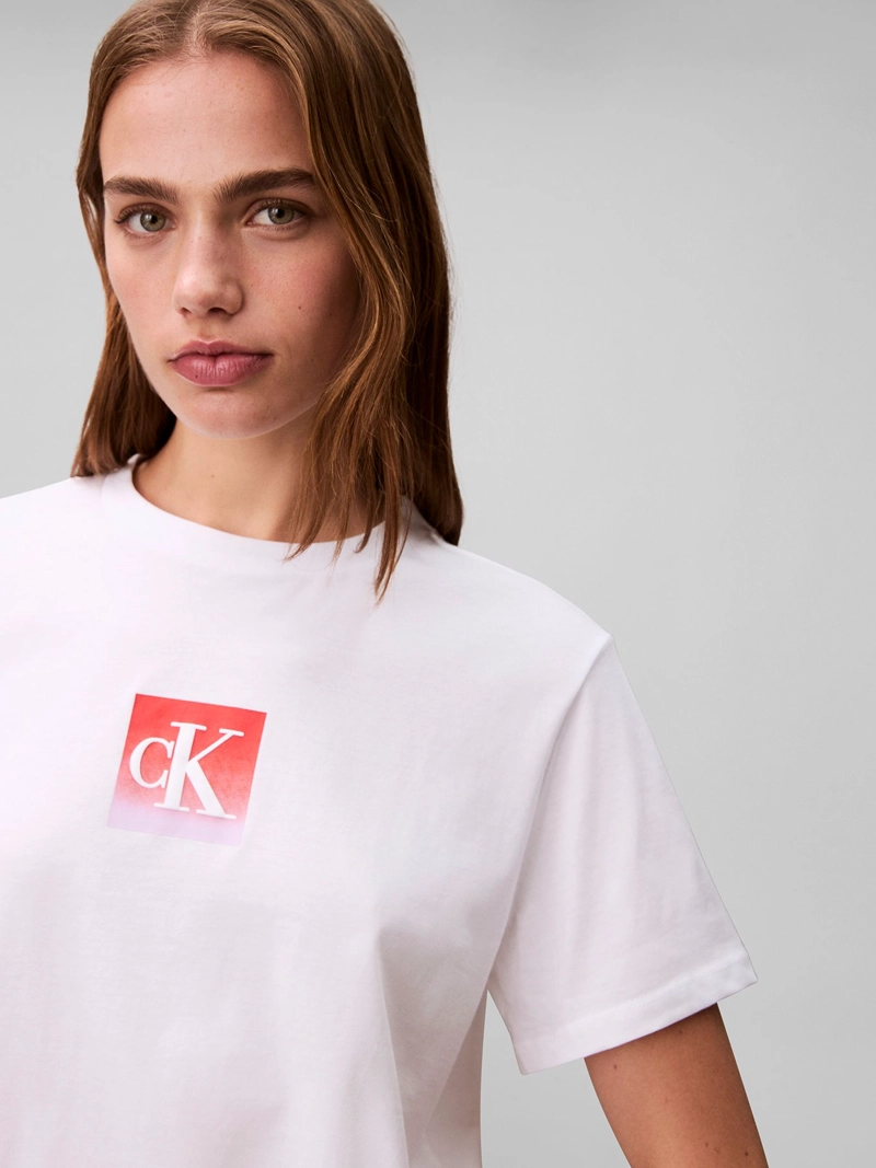 POLERA CON LOGO ESTAMPADO TIPO BOXED - 5