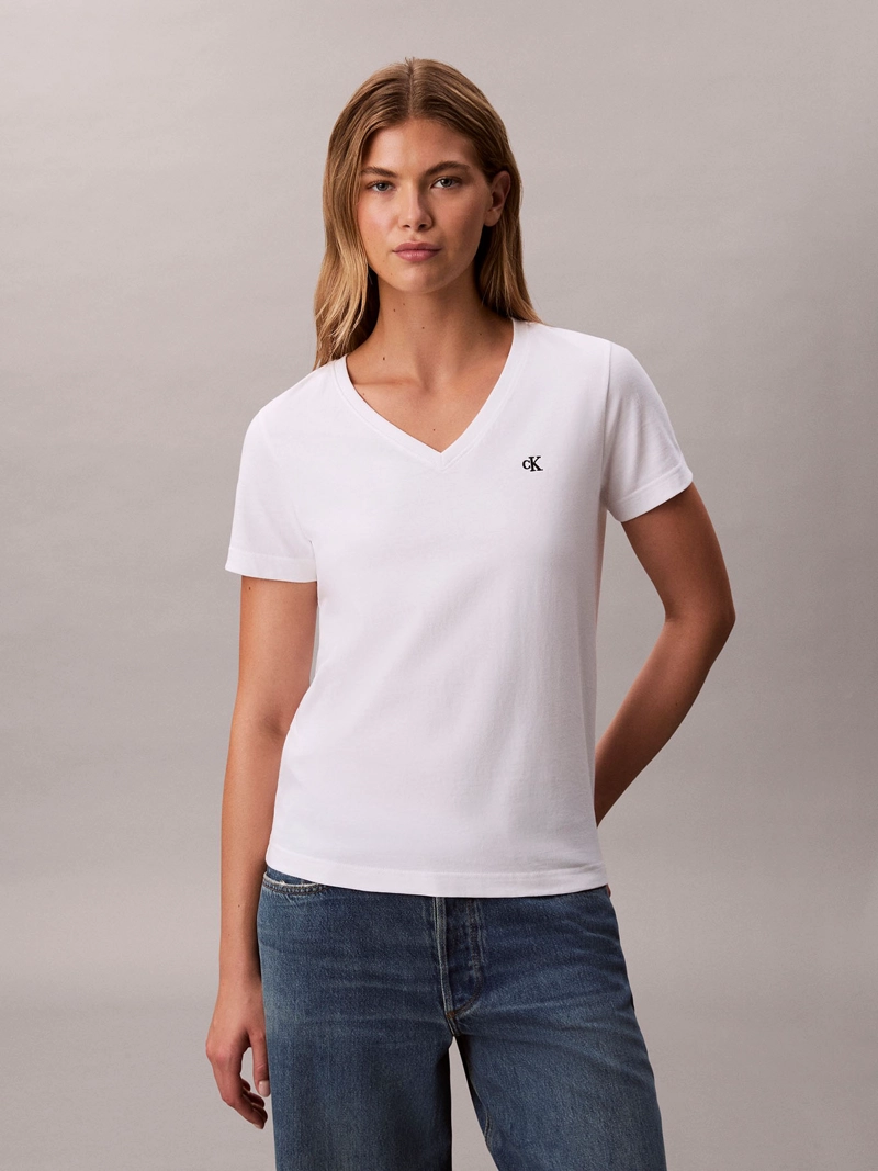 POLERA CON CUELLO EN V Y LOGO ARCHIVE - 1