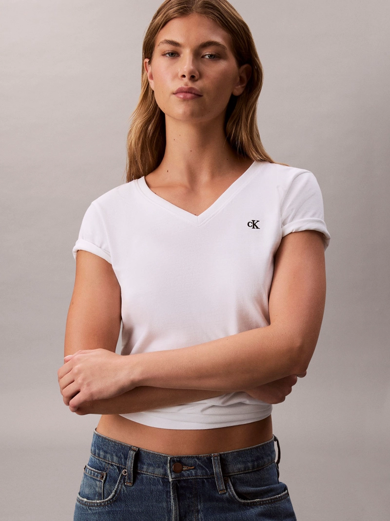 POLERA CON CUELLO EN V Y LOGO ARCHIVE - 4