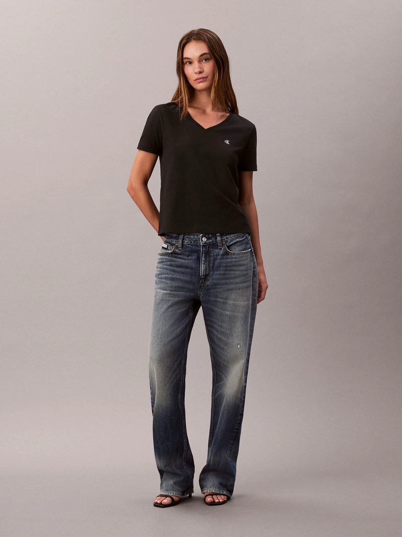 POLERA CON CUELLO EN V Y LOGO ARCHIVE - 2