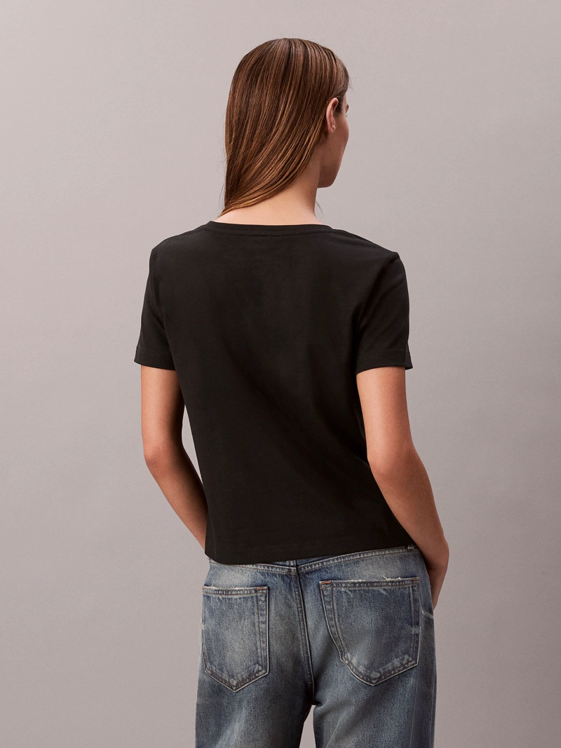 POLERA CON CUELLO EN V Y LOGO ARCHIVE - 3