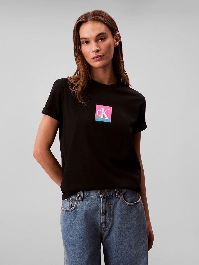 POLERA CON LOGO ESTAMPADO TIPO BOXED - 1