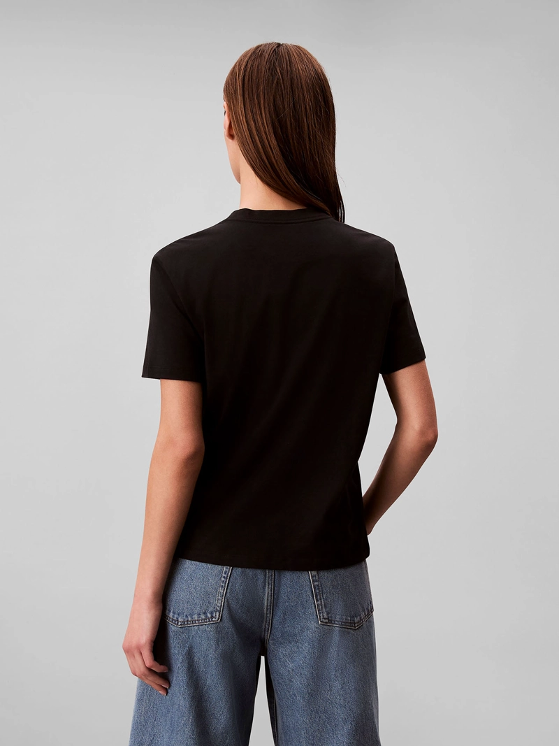 POLERA CON LOGO ESTAMPADO TIPO BOXED - 3