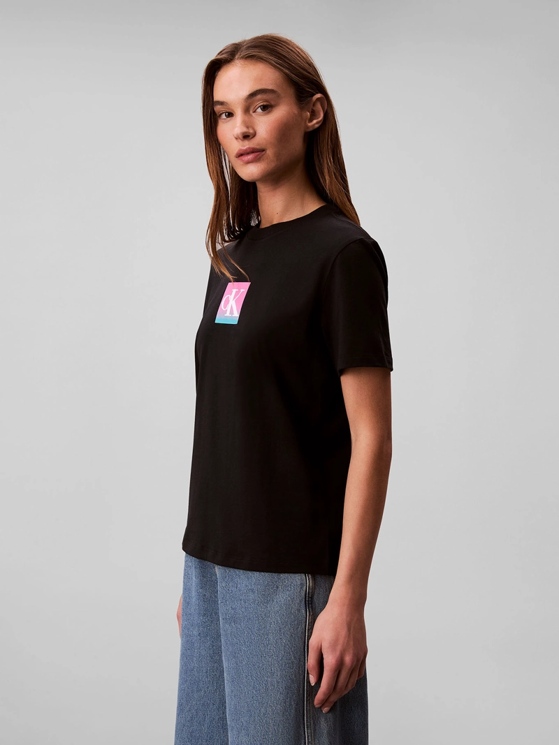 POLERA CON LOGO ESTAMPADO TIPO BOXED - 4