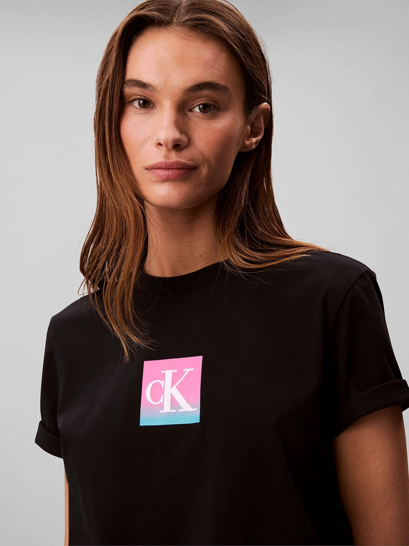 POLERA CON LOGO ESTAMPADO TIPO BOXED - 5