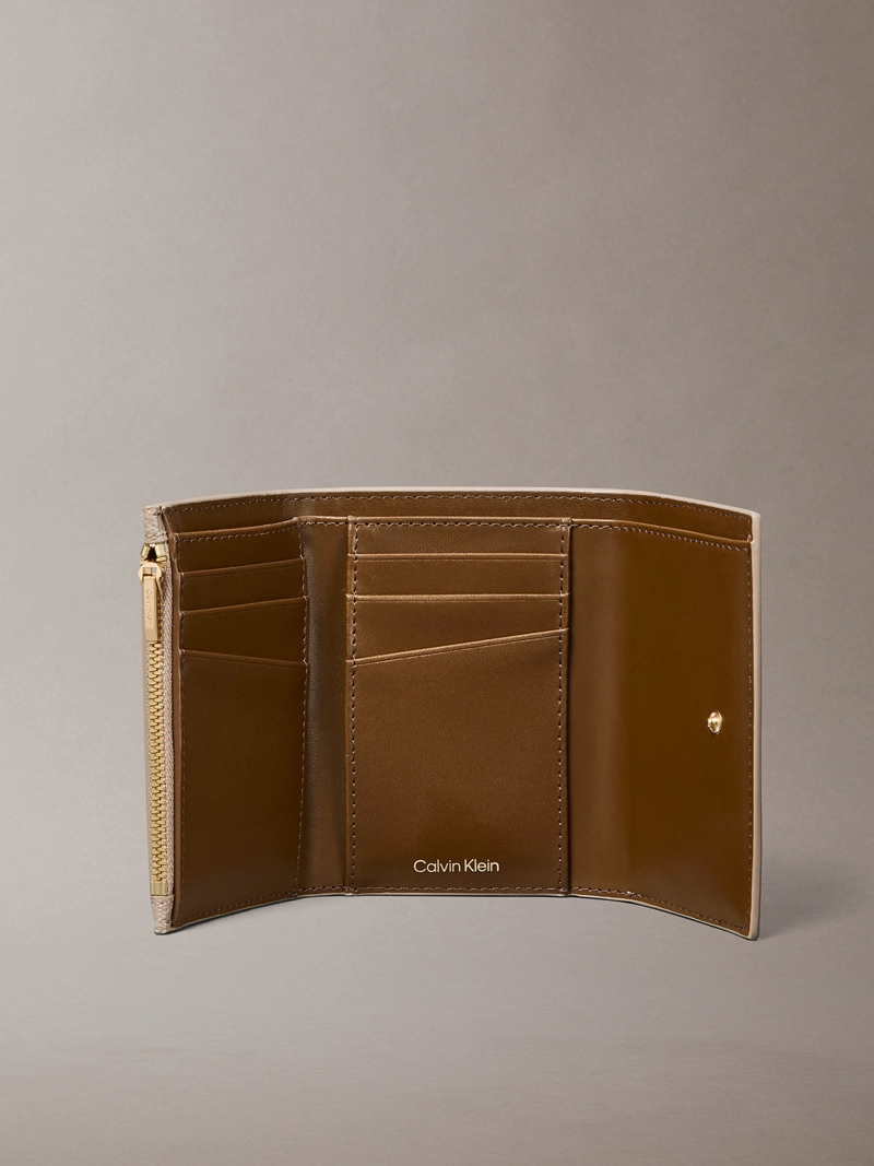 BILLETERA TRIFOLD CON ESTAMPADO EMBLEM INTEGRAL - 3
