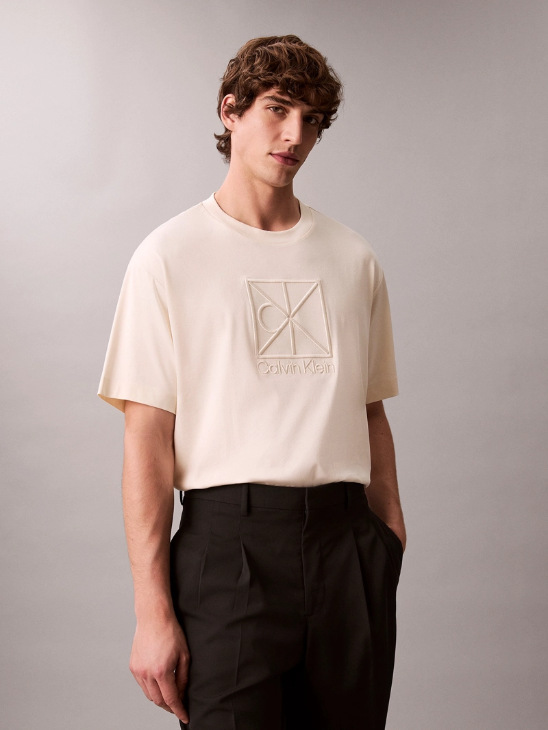 POLERA CON EMBLEMA GRANDE BORDADO - 1
