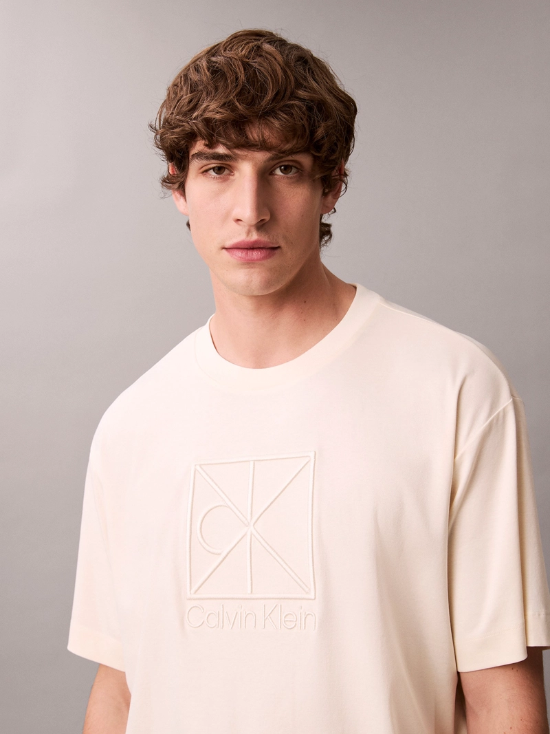 POLERA CON EMBLEMA GRANDE BORDADO - 4