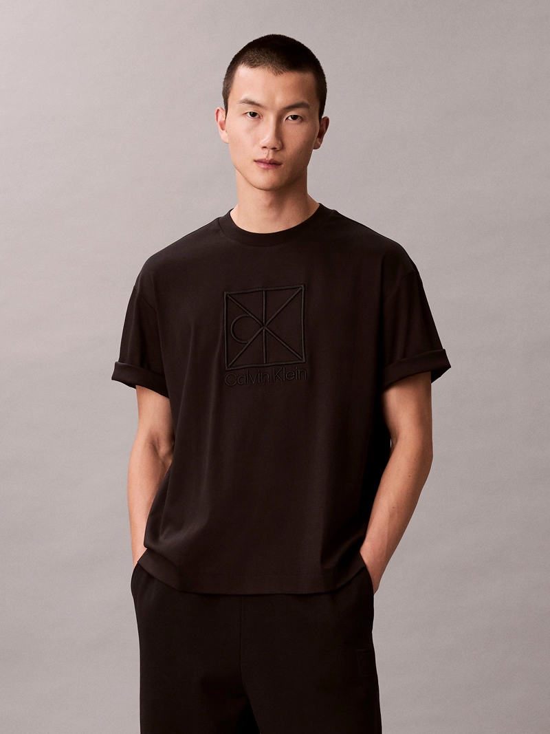POLERA CON EMBLEMA GRANDE BORDADO - 1
