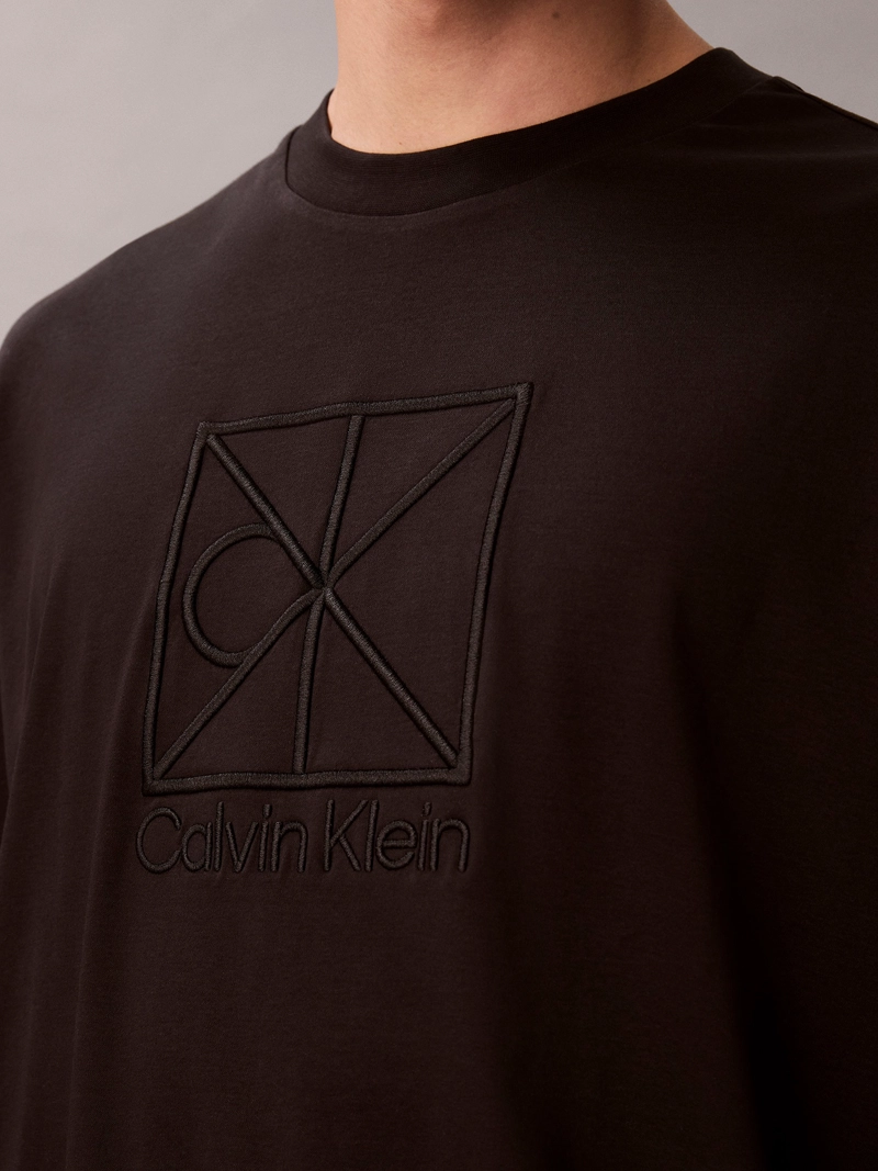 POLERA CON EMBLEMA GRANDE BORDADO - 6