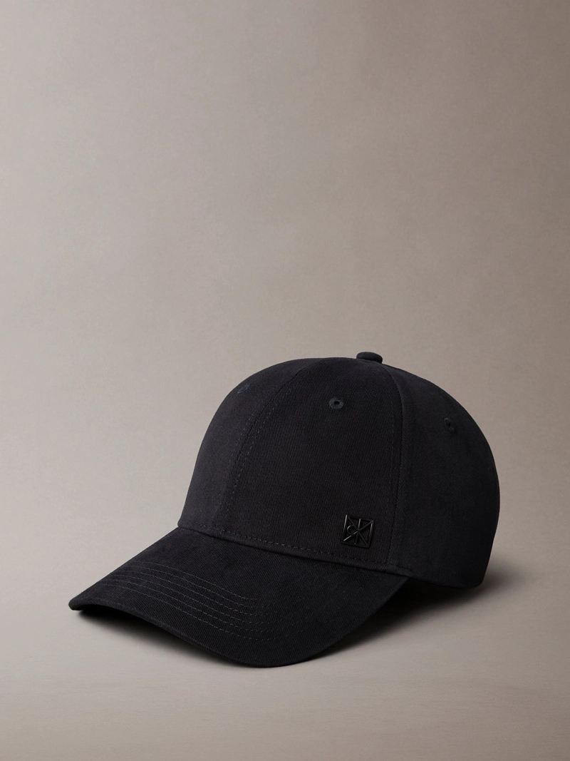 JOCKEY CON APLIQUE METALICO DE LOGO - 1