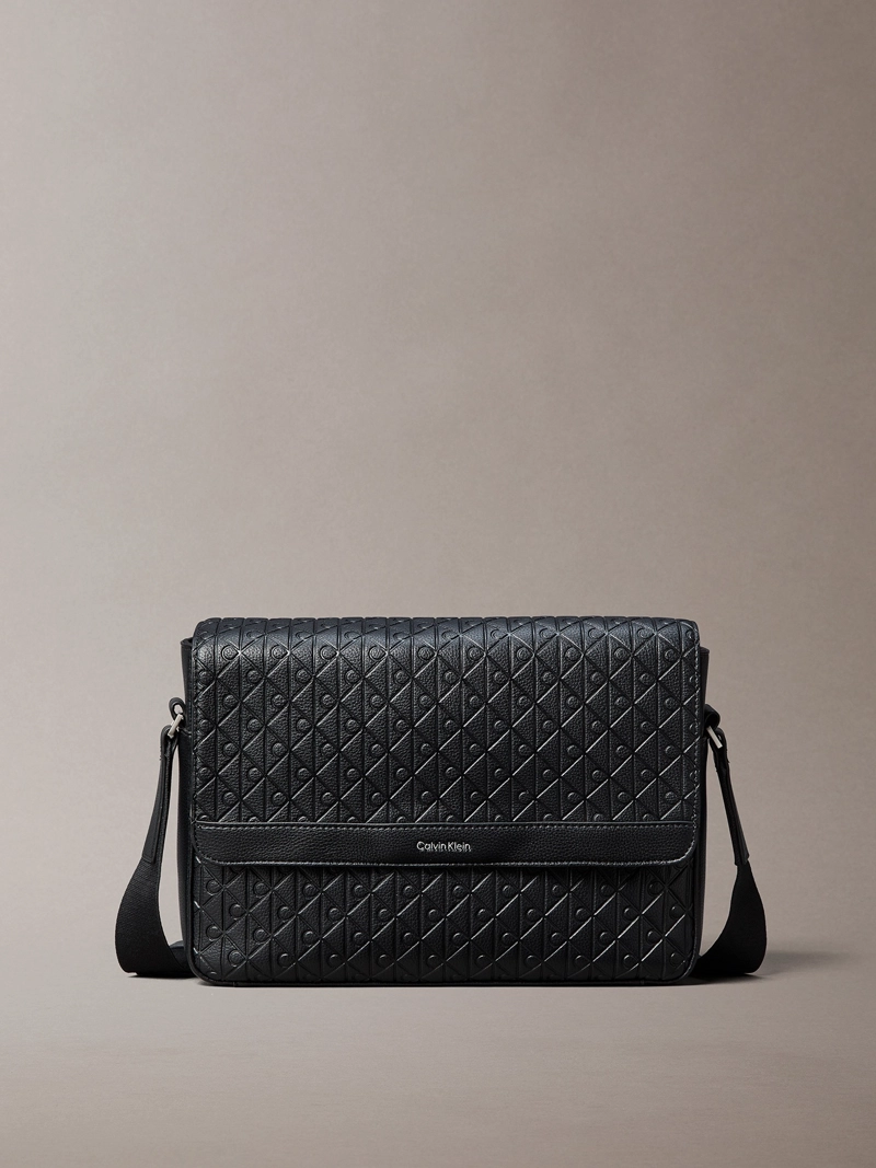 BOLSO MENSAJERO CON SOLAPA Y TEXTURA DE EMBLEMA - 1