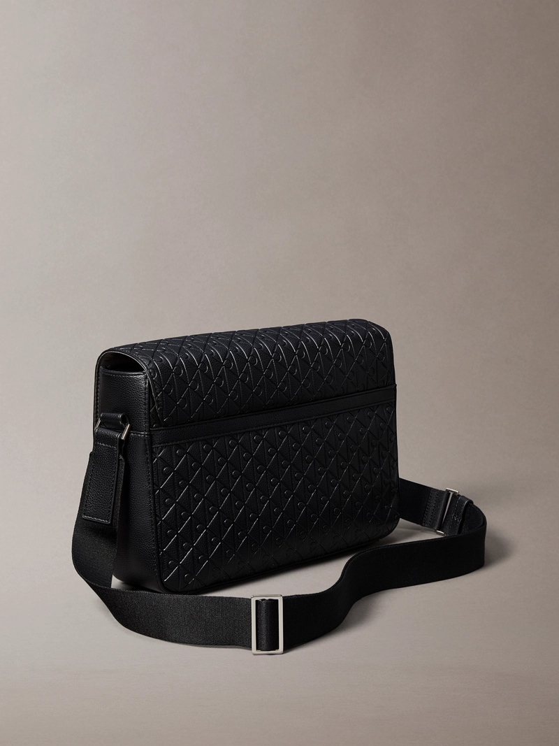 BOLSO MENSAJERO CON SOLAPA Y TEXTURA DE EMBLEMA - 2