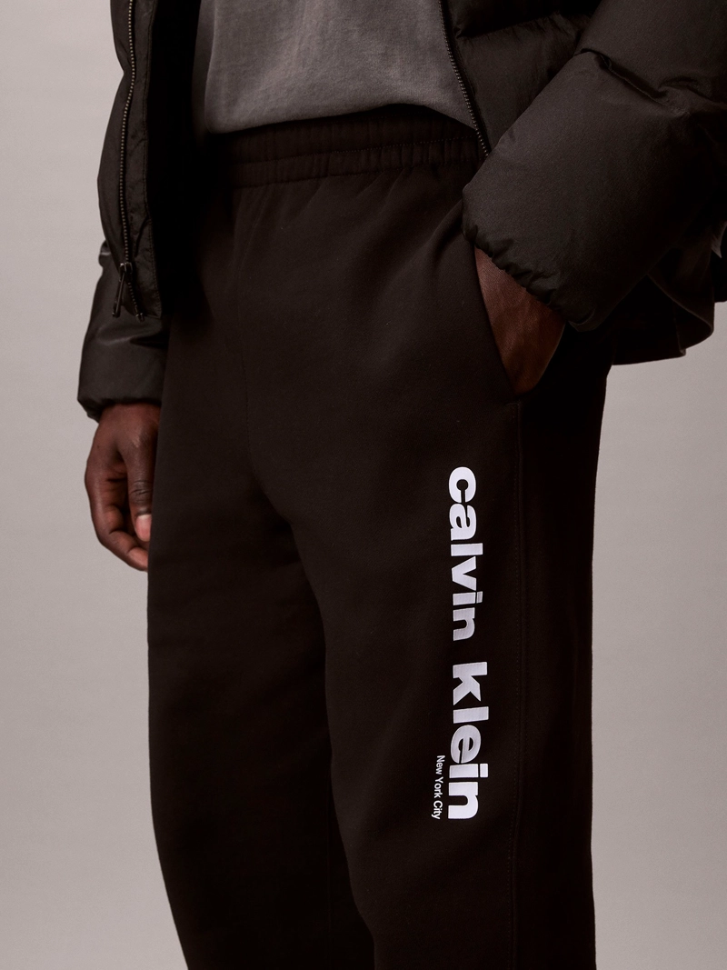 JOGGER CON GRAFICO RETRO - 4