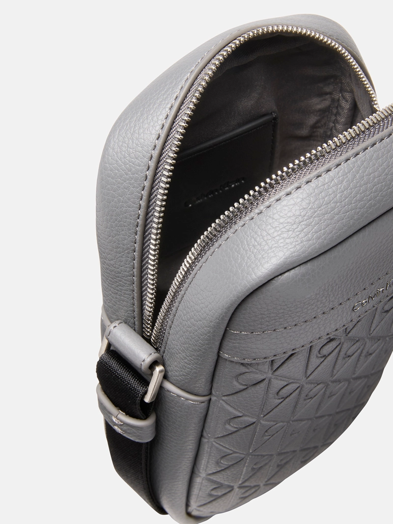 BOLSO REPORTER SLIM CON MONOGRAMA - 3