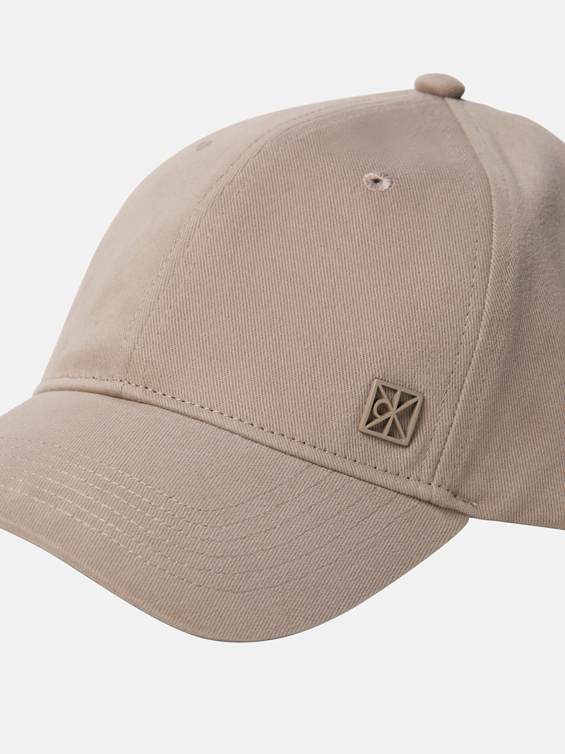 JOCKEY CON APLIQUE METALICO DE LOGO - 3