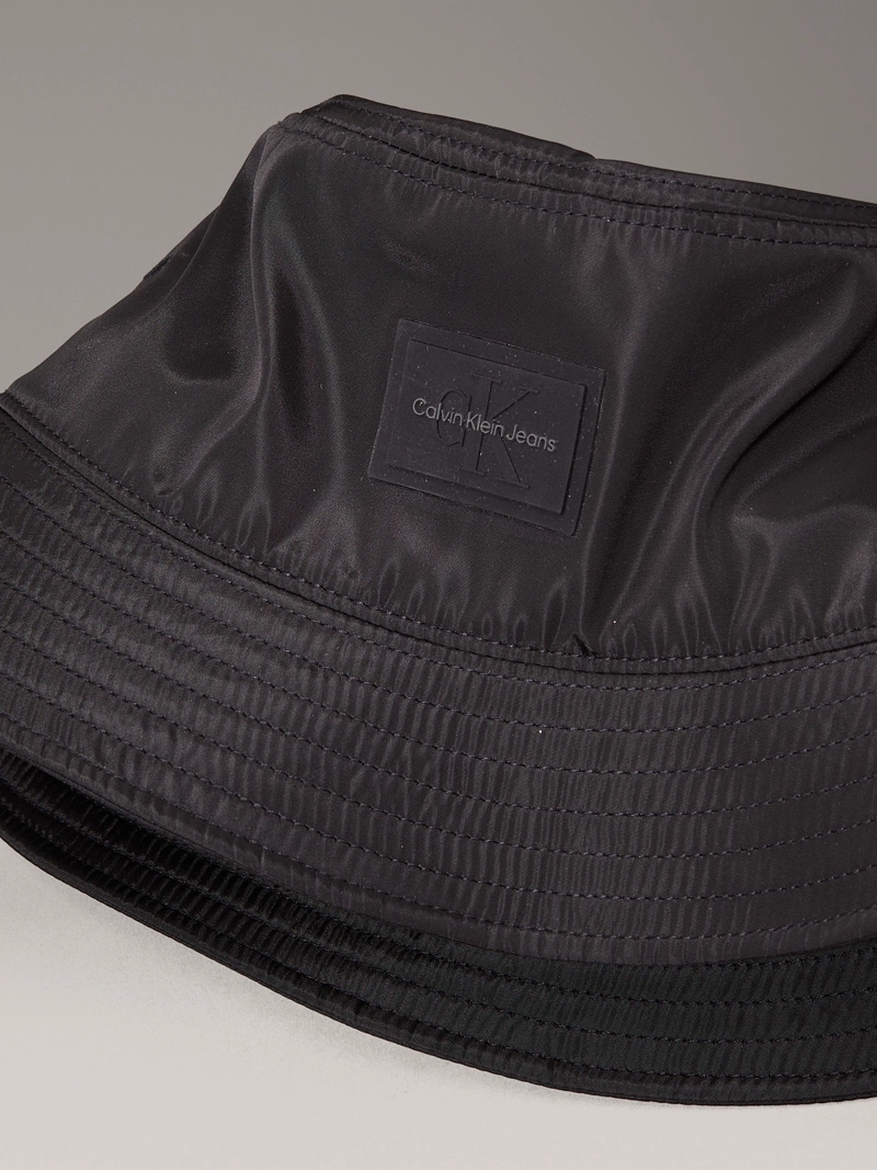 GORRO BUCKET CON PARCHE DE MONOLOGO - 3