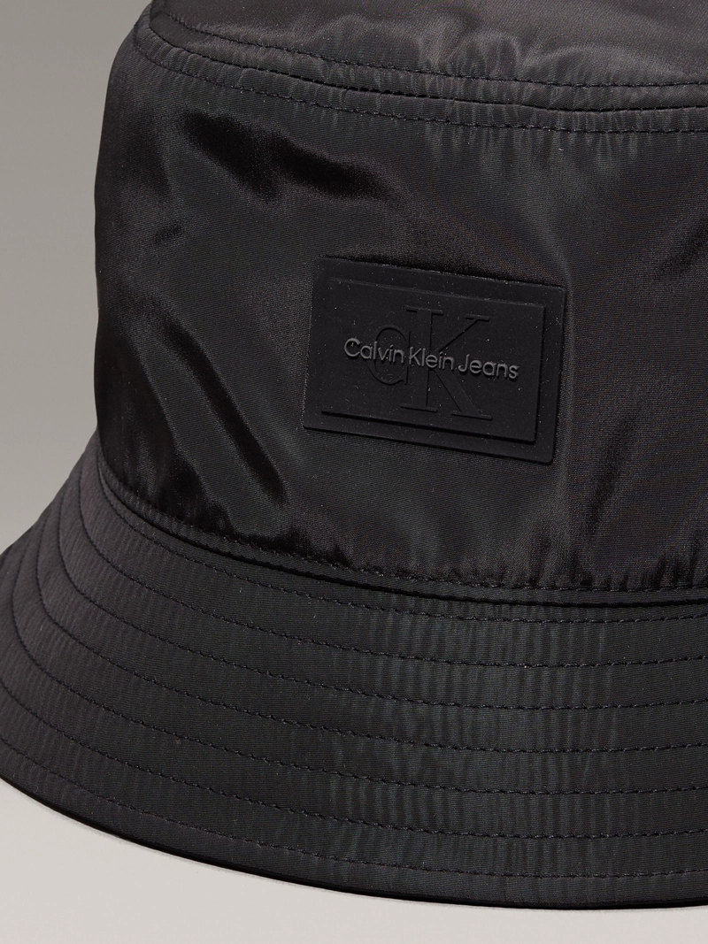 GORRO BUCKET CON PARCHE DE MONOLOGO - 4