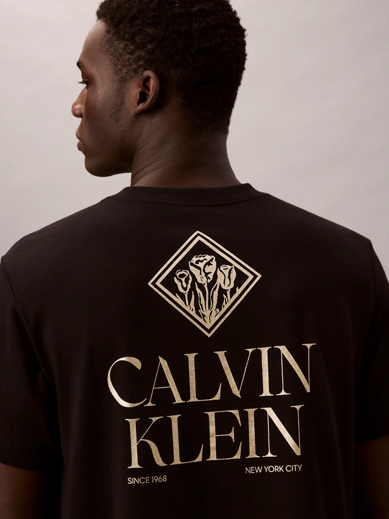 POLERA CALVIN ROSES GRAPHIC - 6