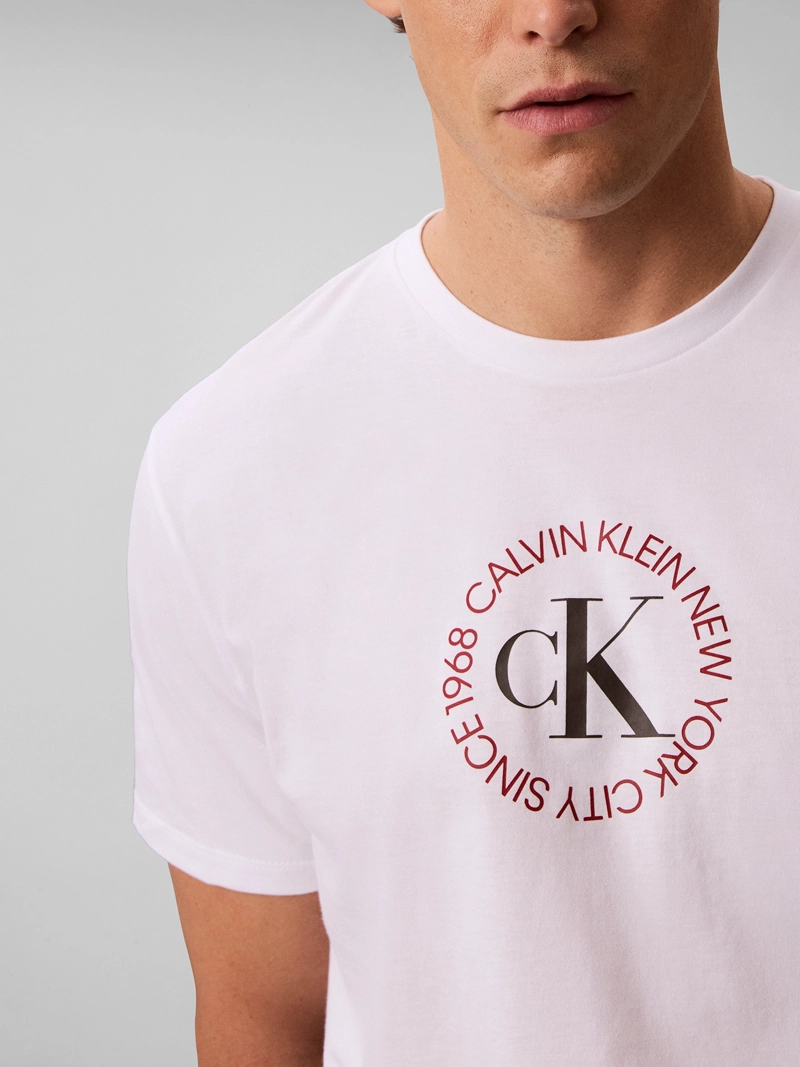 POLERA CON GRAFICO CIRCULAR DE LOGO - 5